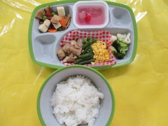 自分で楽しく盛り付けて親子丼を完成させます