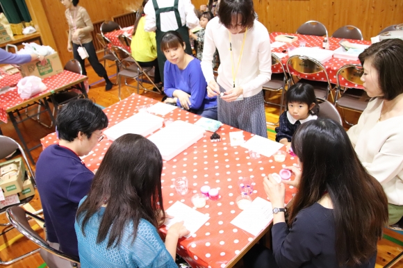 ちびっこコーナー、ボールすくいの様子
