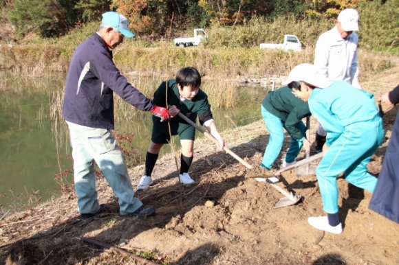 創意自然　地域の池の周りに植樹をしました