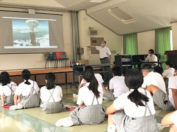 ６年生が「平和学習」の授業を受けました。