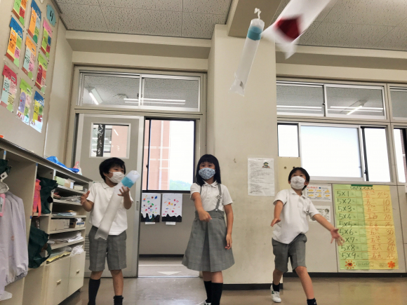 傘袋ロケット、紙コップロケットを作りました