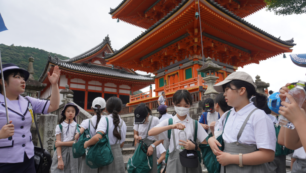 清水寺に到着。ガイドの方の解説を真剣に聞きます。