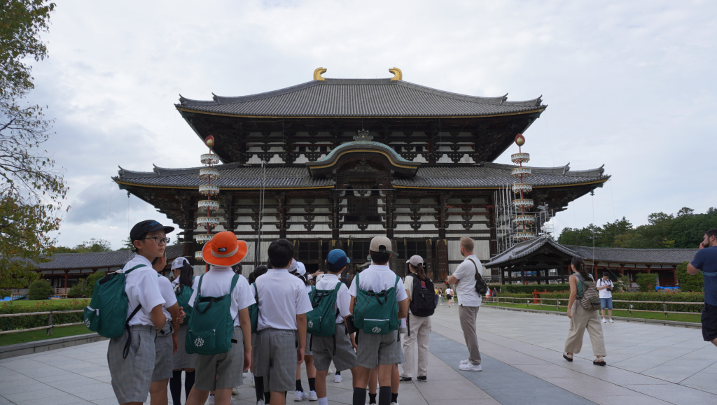 東大寺大仏殿。通常では見られない、周年記念式典用の建築物も見られます。