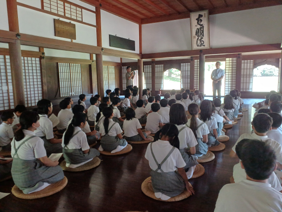 旧閑谷学校の講堂で学ぶ。