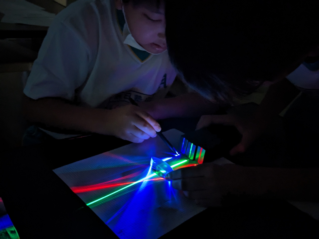 朝日塾中等教育学校の先生による理科実験　光の実験