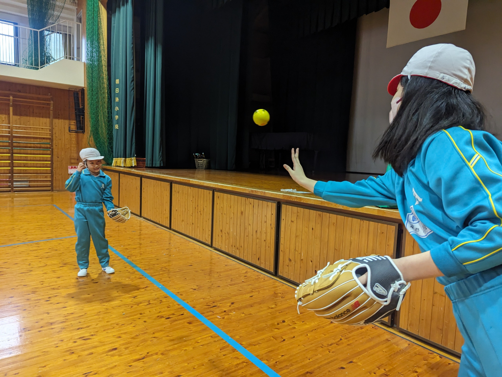 2年生と、大谷選手のグローブでキャッチボールをしました