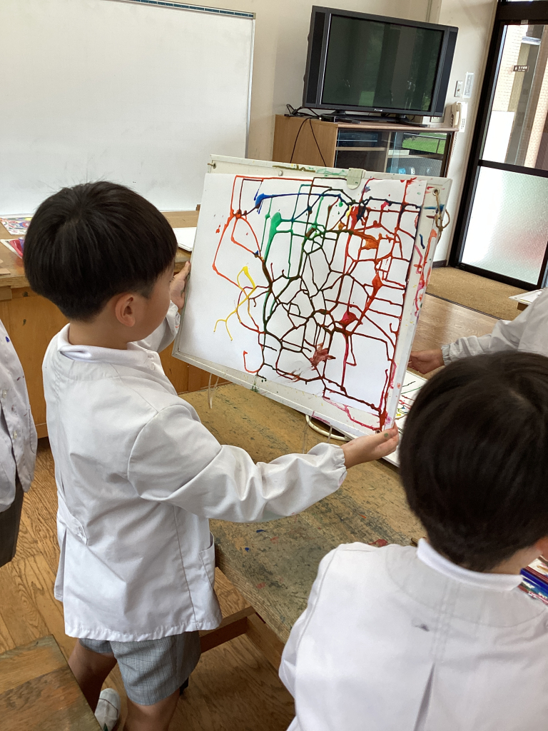 図工　えのぐをたらしたかたち