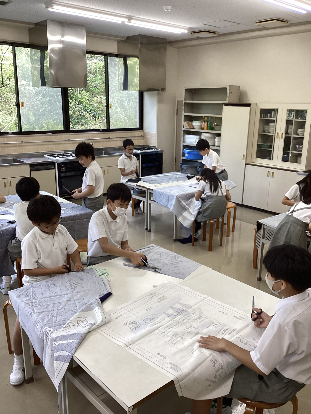 家庭科では自分で選んだ柄のエプロンを製作中。