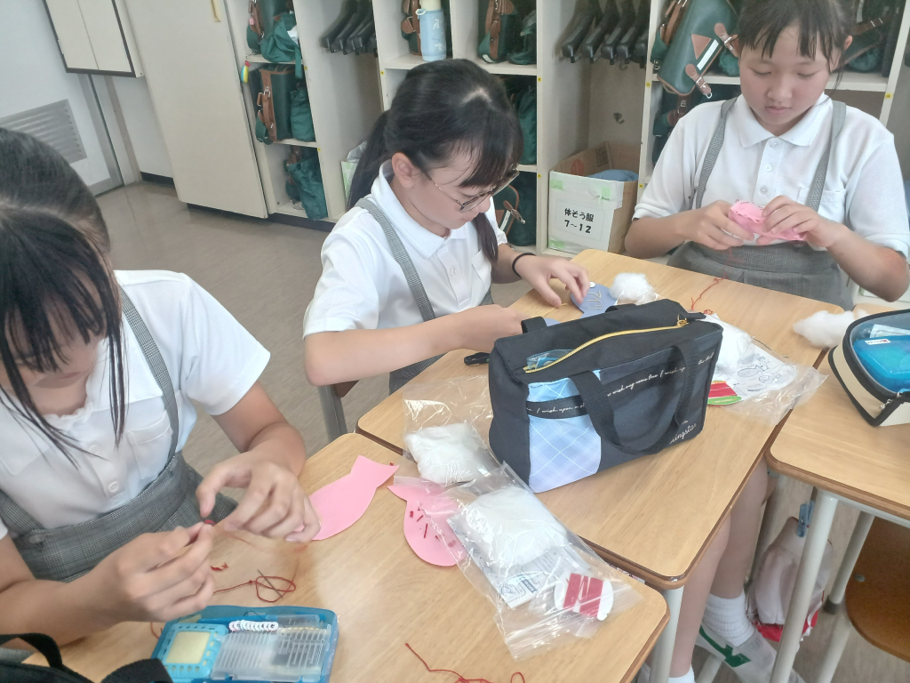 家庭科「ボタンつけ・ししゅう」