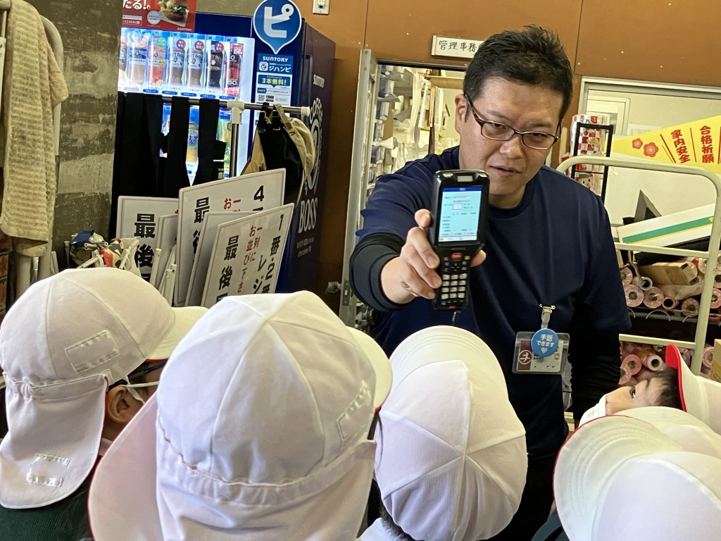 スーパー見学。