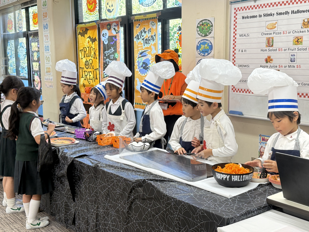 1st Grade Super English Class "cafeteria" Open!
