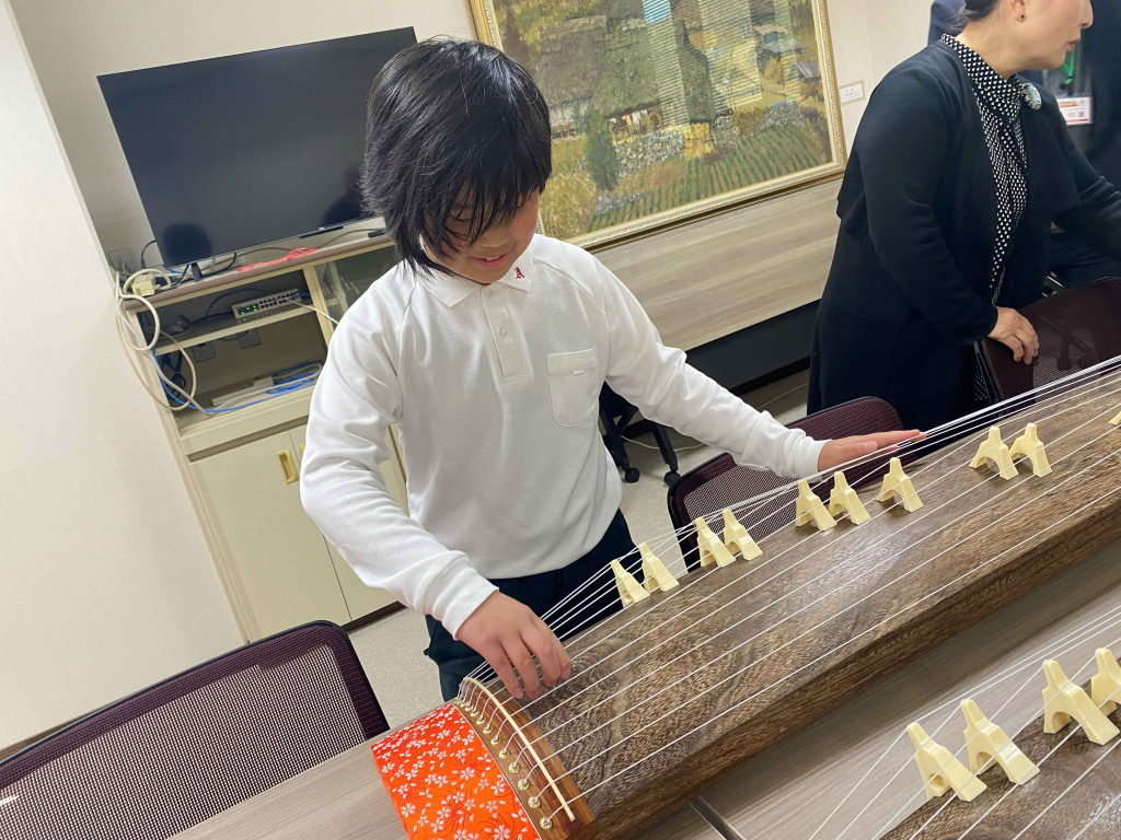 「筝」二面を寄贈いただきました