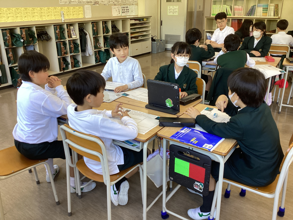 みんなで意見を出し合う様子