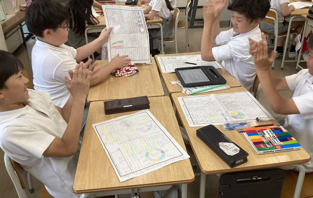 富の分配について考え、作成した新聞をクラス内の友だちと発表し合いました。