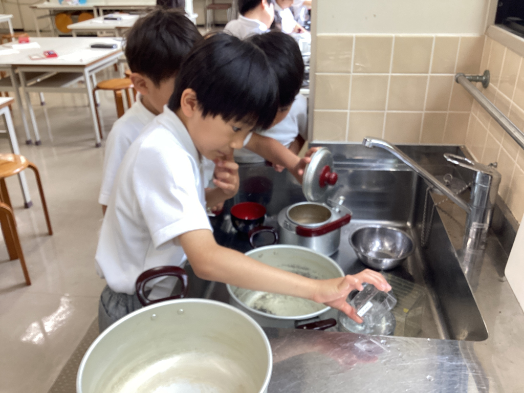 鍋の水の量を測っている様子2