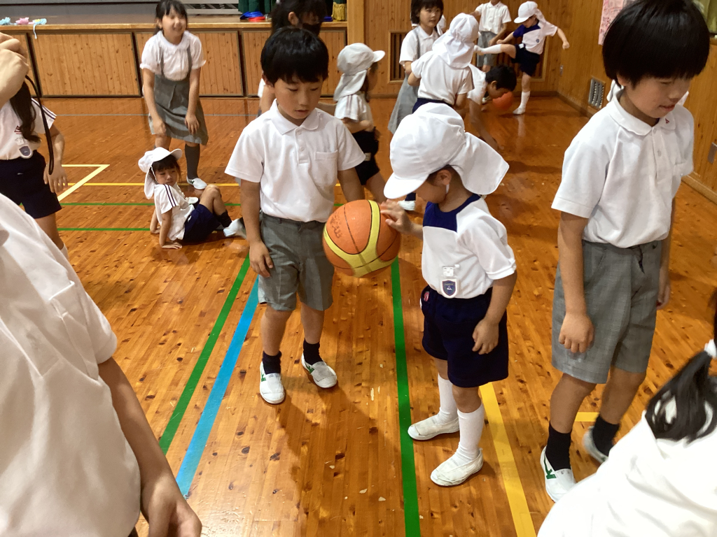グリーンホールの紹介をした後、ボールで遊んでみました。