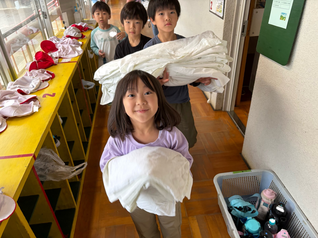シーツ運び中
