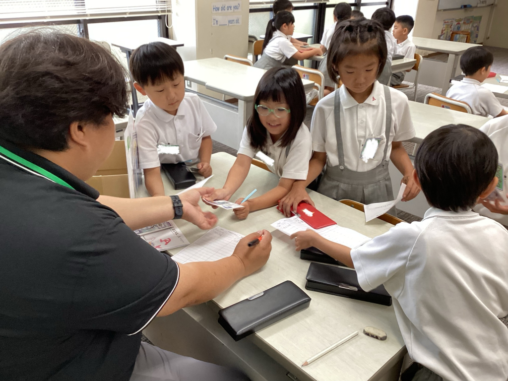 預金する児童たち2