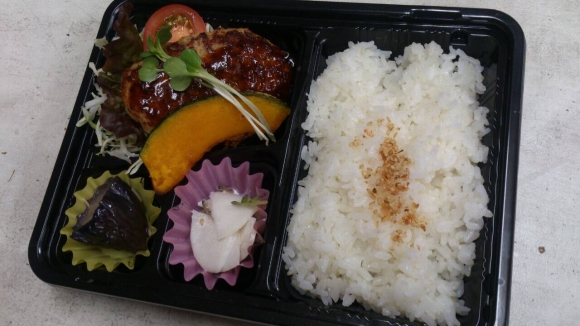 だべーるのお弁当（ハンバーグ弁当）　５００円