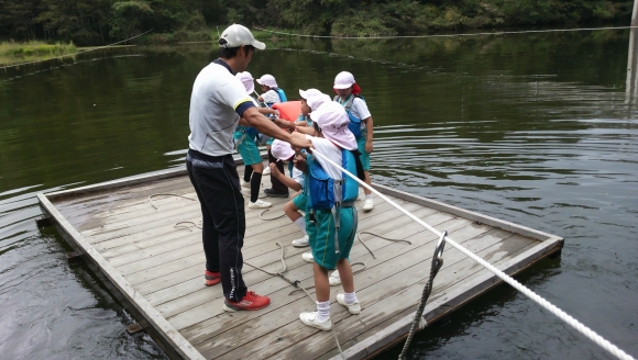 山の学校 いかだ遊び