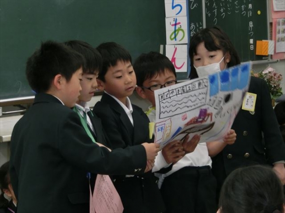 学校探検のために説明に行きました。