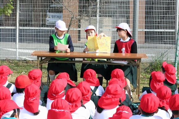 芝生で読書