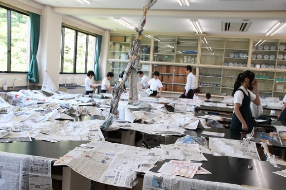 創意 自然体験　新聞ハウスを作っています