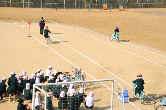 ４年生は実際に自転車に乗って勉強しました。