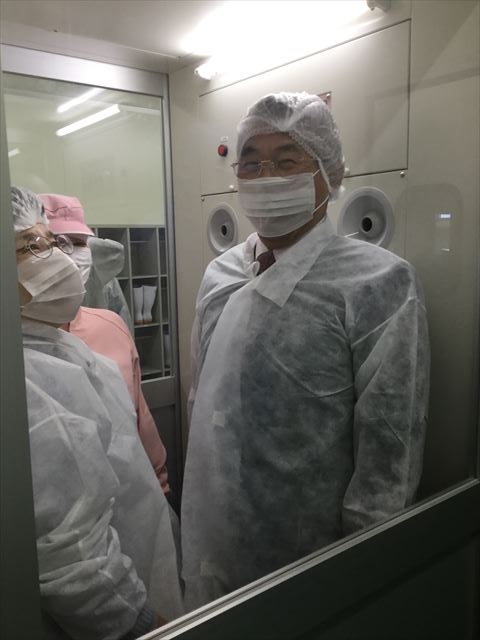 調理の前に風でごみを飛ばします。