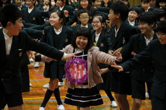 2年生はバブリーダンスで元気にお祝い。