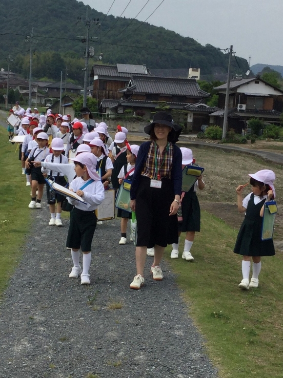 学校の周り探検に行きました