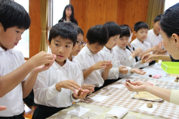 実際の栗を見ながら、練りきりのあんの形を整えました