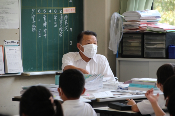 バス技師の先生からのお話を聞きます。