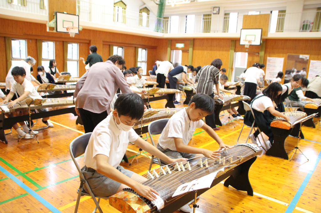 和楽器（筝）体験をしました