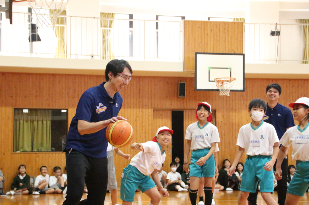 代表児童らとのバスケットボール対決では、双方のゴールが決まる度に会場は大いに盛り上がりました