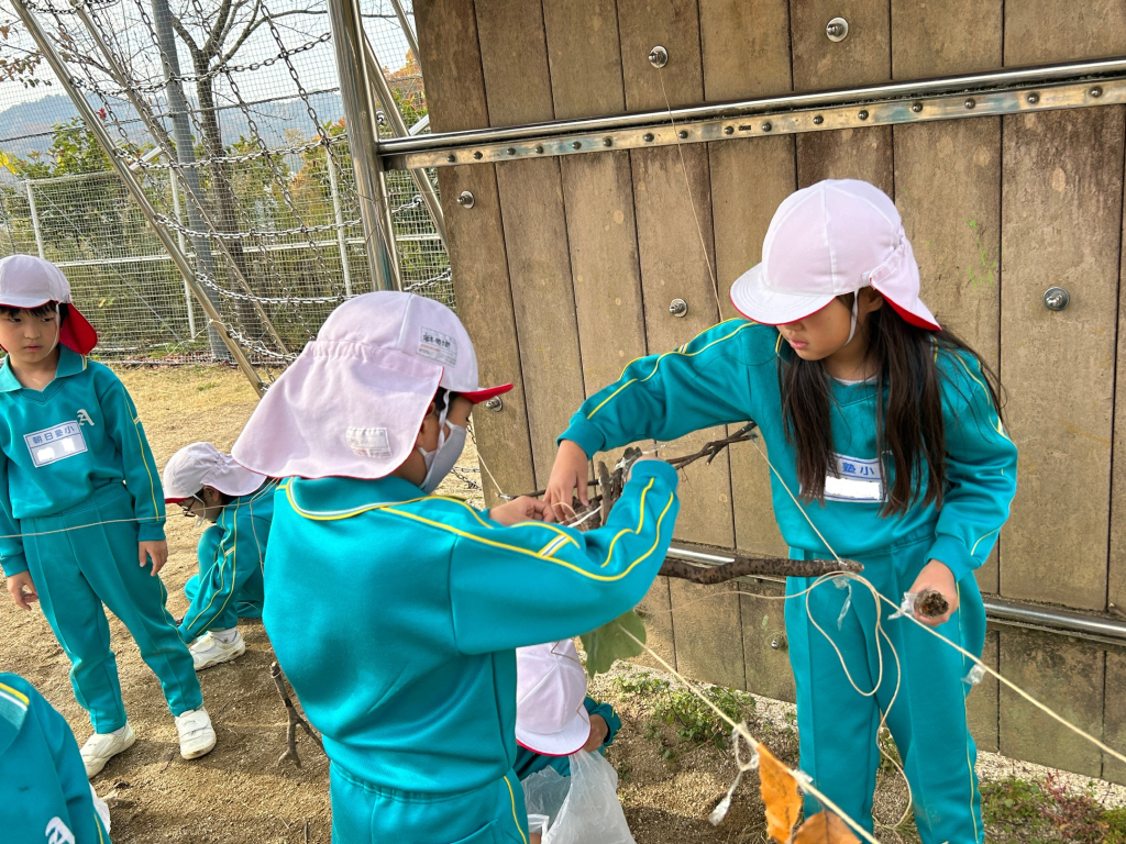 裏山へ行った後は、図工です。 拾ったものを使って校庭の遊具にグループに分かれて飾りつけをしていきました。 友達と話し合いながら工夫して素敵に飾りつけをすることができました。