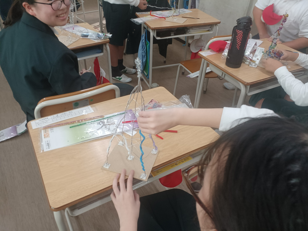 図工「見つけてワイヤーワールド」