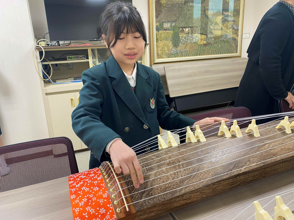 「筝」二面を寄贈いただきました