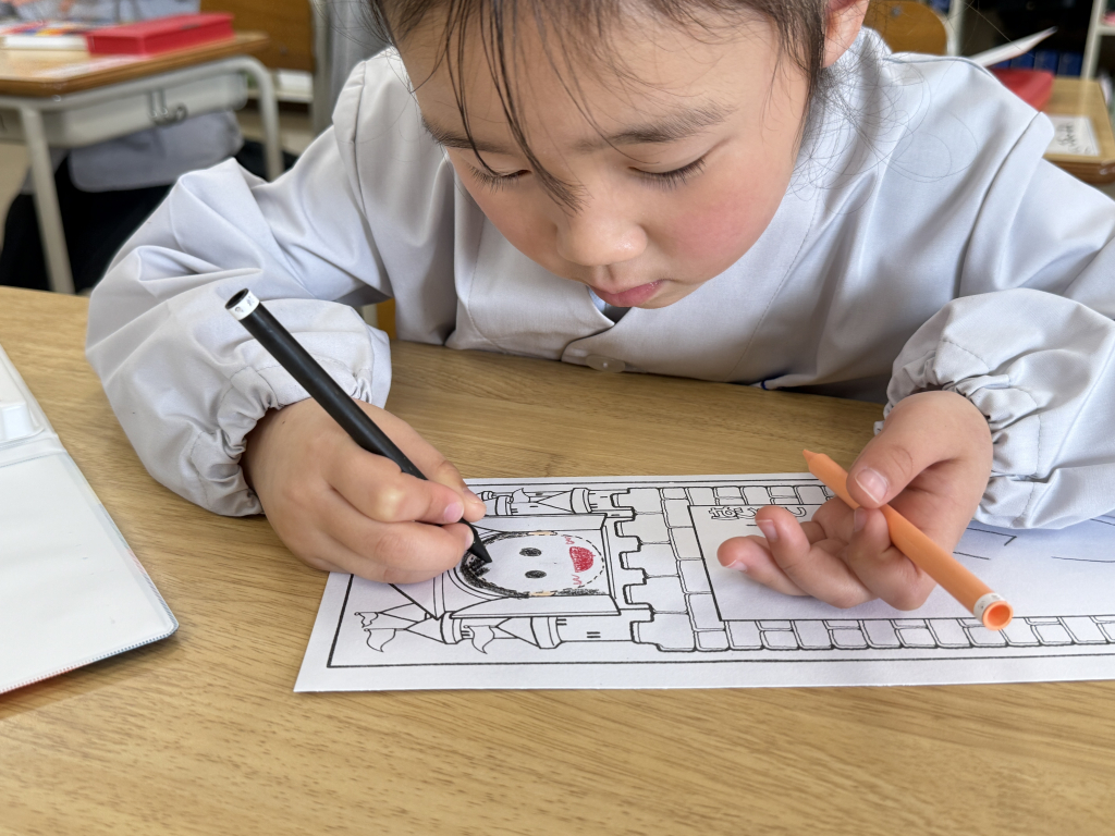 自分の名前を書いた後、自分の顔を描いたり周りに色を塗ったりしました。
