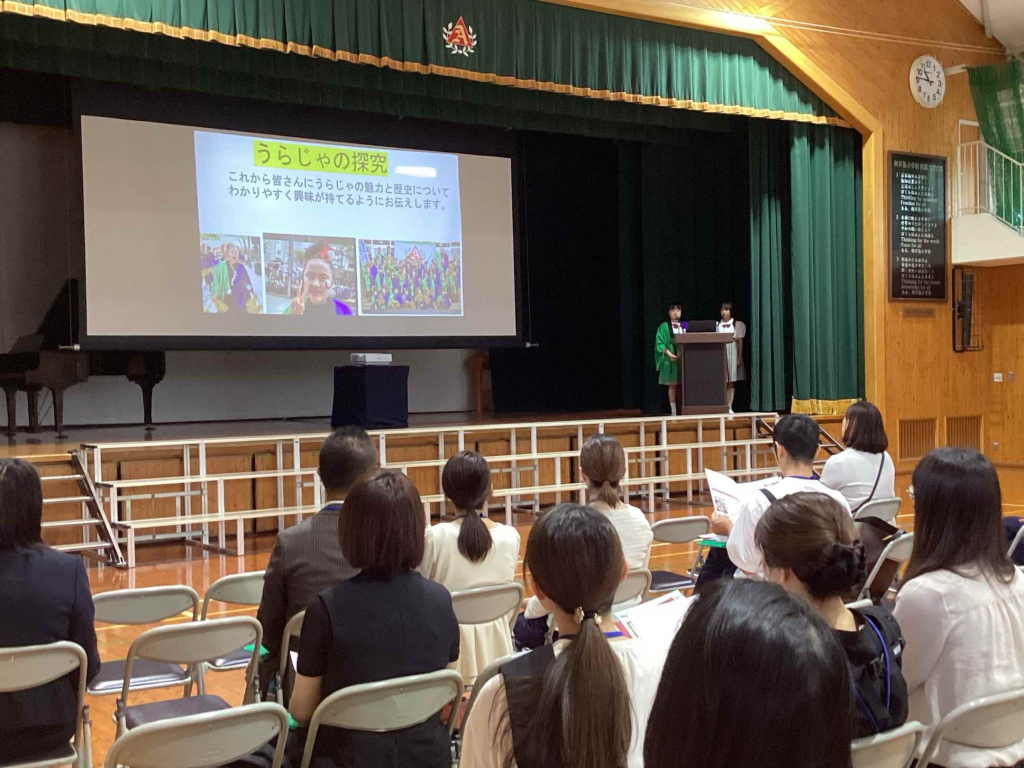 地域の伝統的な祭りである「うらじゃ」の魅力や歴史について、写真や実体験を交えながら、聞き手に興味を持ってもらえるよう分かりやすく伝えてくれました。