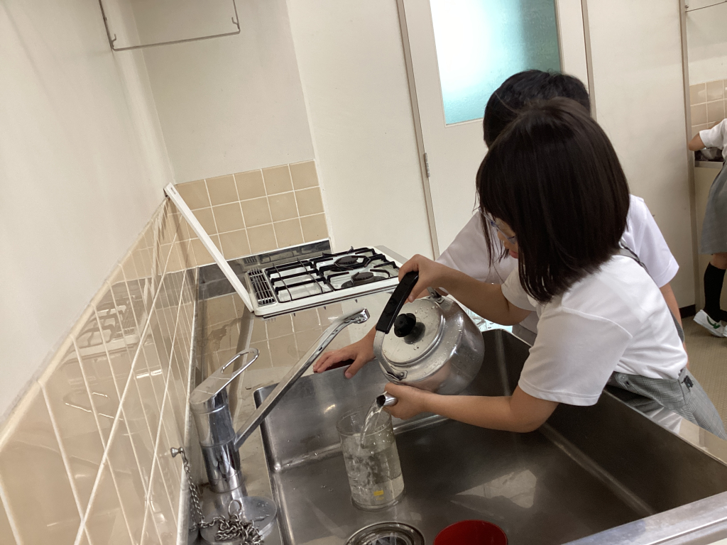 やかんの水の量を測っている様子