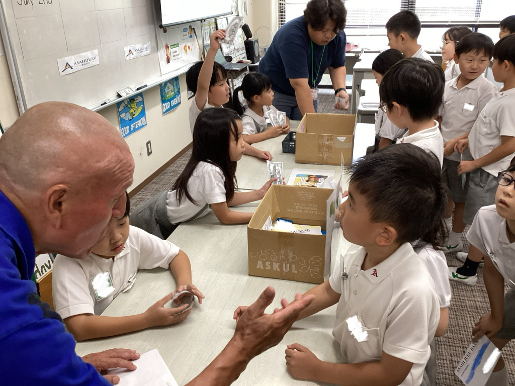 銀行でお金引き落とし中