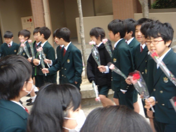 お花を手に一列に並び６年生を待ちます