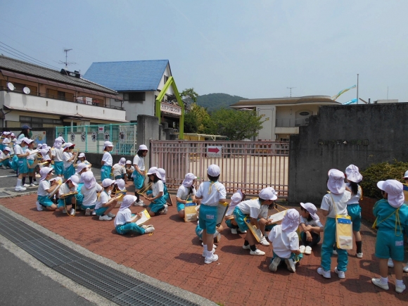 学校の周り探検に行きました。