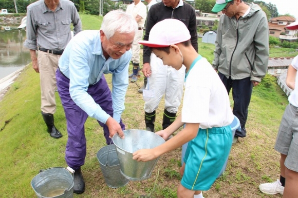 創意自然　鯉の放流 【山陽新聞にのりました】