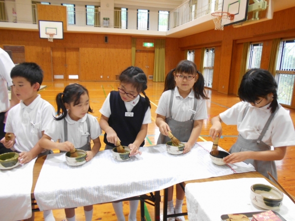 礼法指導で茶道体験をしました。