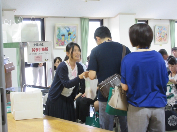 土曜簡易給食の試食パン配布