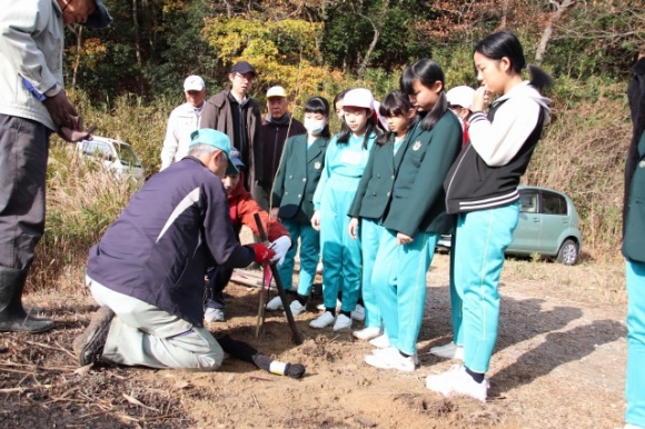 創意自然　地域の池の周りに植樹をしました