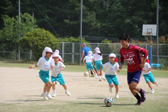 ファジアーノ岡山、中野選手との交流