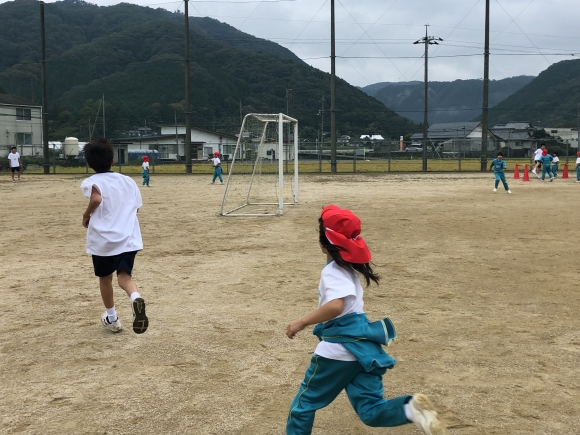 中等教育学校の生徒と交流しました。